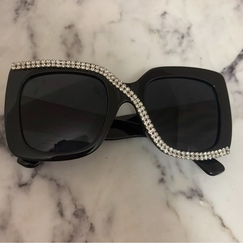 Elegant Black Sunglasses with Rhinestone Accents